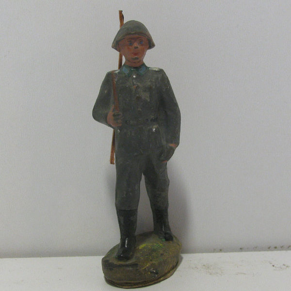 EF39B Soldat, gehend, mit angezogenem Gewehr