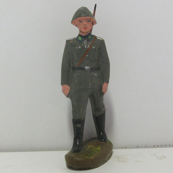 EF40B Soldat, gehend, mit umgehängtem Gewehr