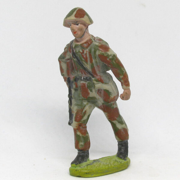 S12A Soldat, mit MPi, gehend 2