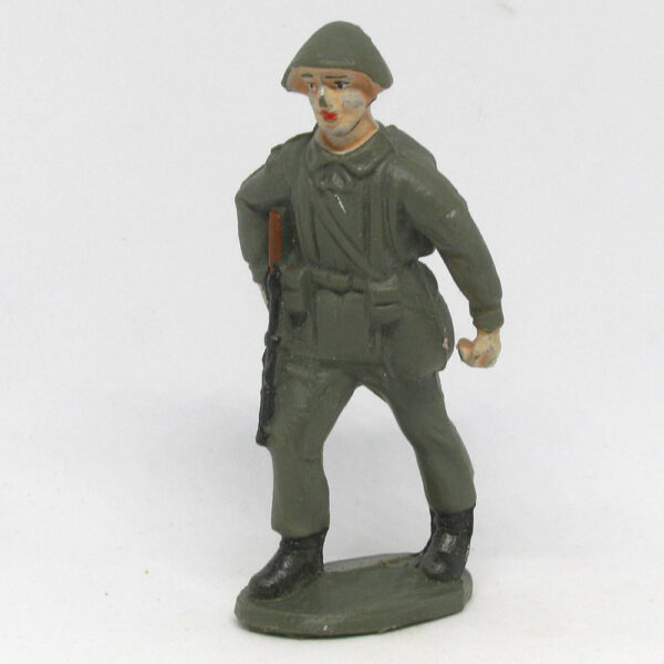 S12B Soldat, mit MPi, gehend 2