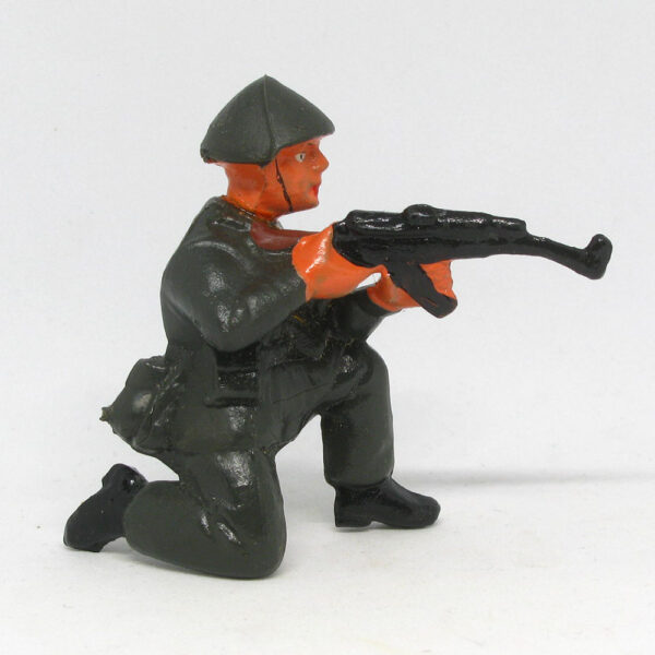 S17B Soldat mit MPi, kniend