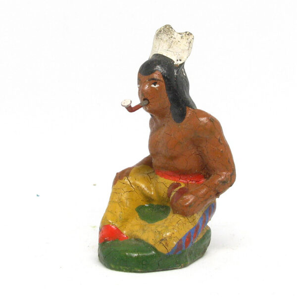 LI H44-02 Indianer sitzend mit Freidenspfeife